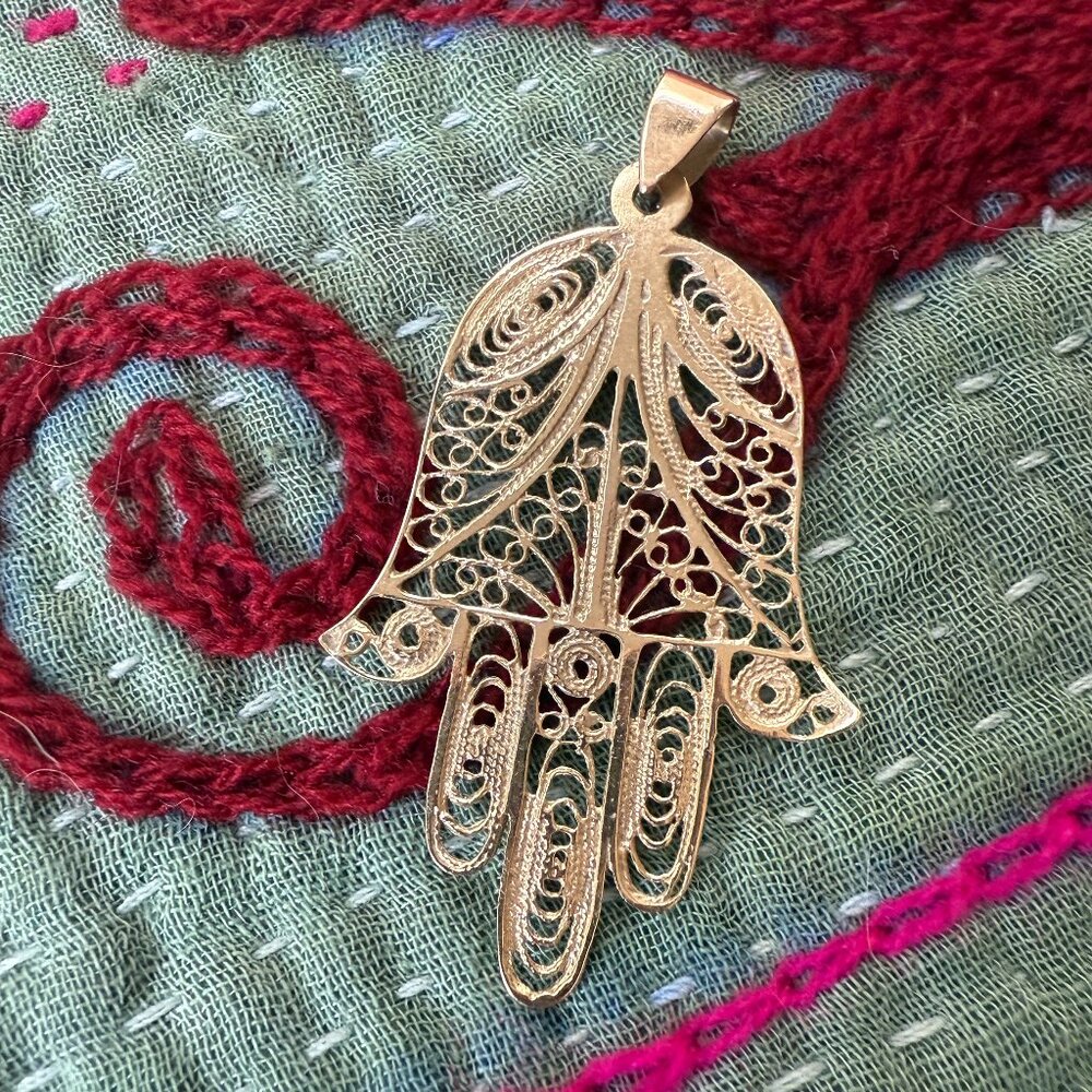 *SOLD* 14K Gold Hamsa - 2.47g - larger sized - beautiful filigree